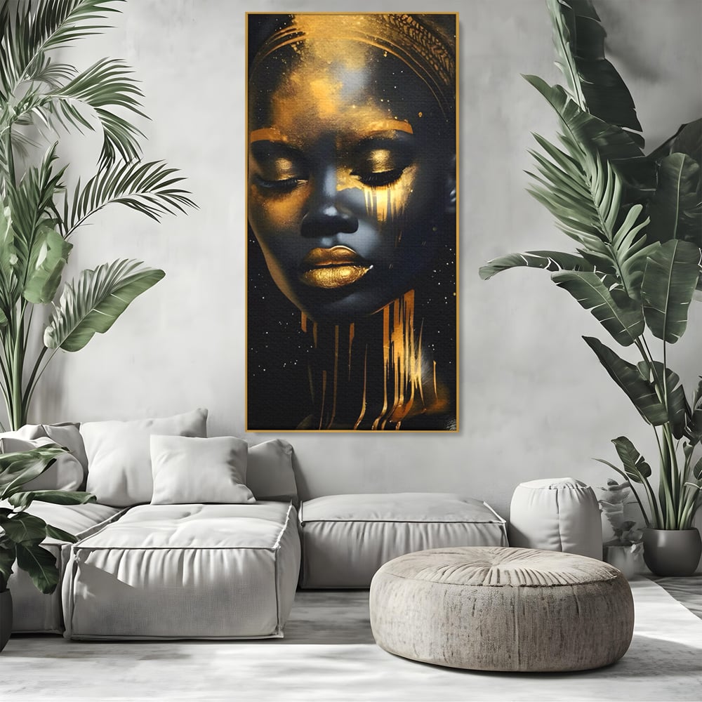 Tablou canvas cu tablou canvas cu portret de femeie, in rama de aluminiu auriu, pe perete intr-un living